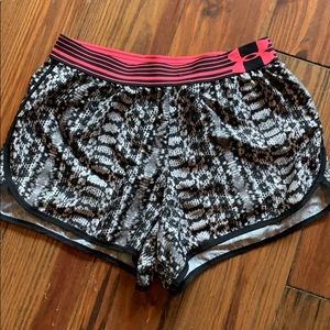Under Arm-our python athletic shorts XS